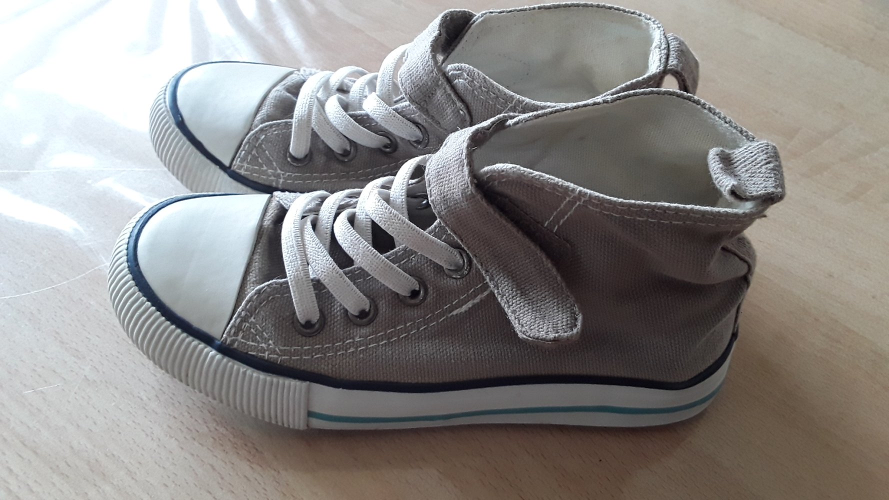 beige Sneaker in Gr. 28 H&M
