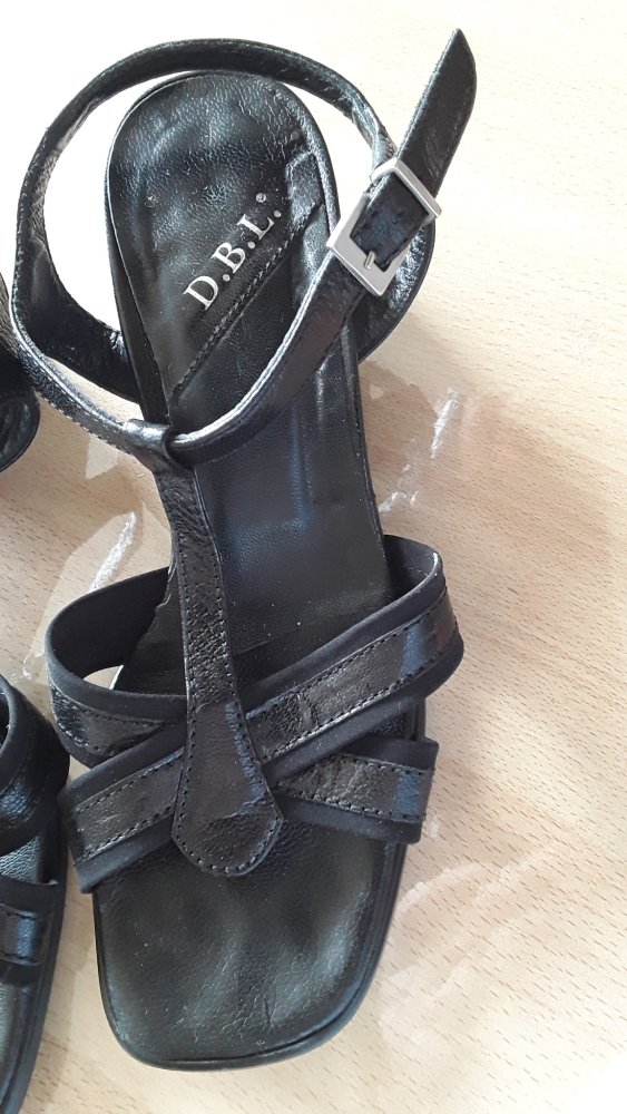 schwarze Sandalen in Gr. 33