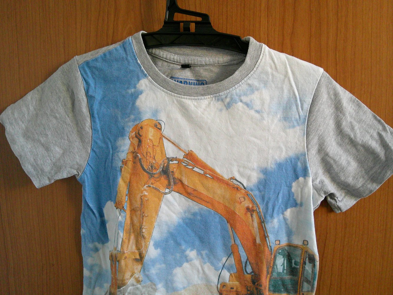 graues T-Shirt mit Baggermotiv Gr. 116/122
