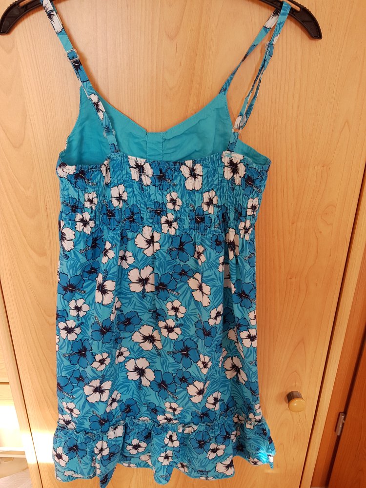 ungetragenes, blau gemustertes Trägerkleid in Gr. 140 