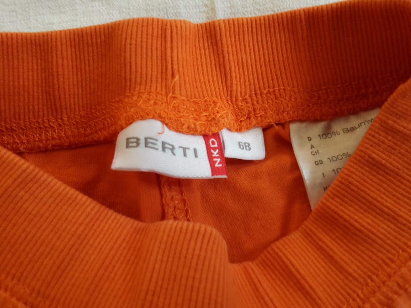 orangefarbene kurze Hose in Gr. 74