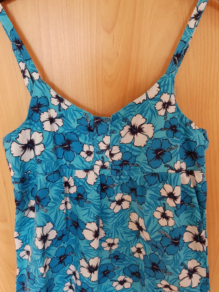 ungetragenes, blau gemustertes Trägerkleid in Gr. 140 