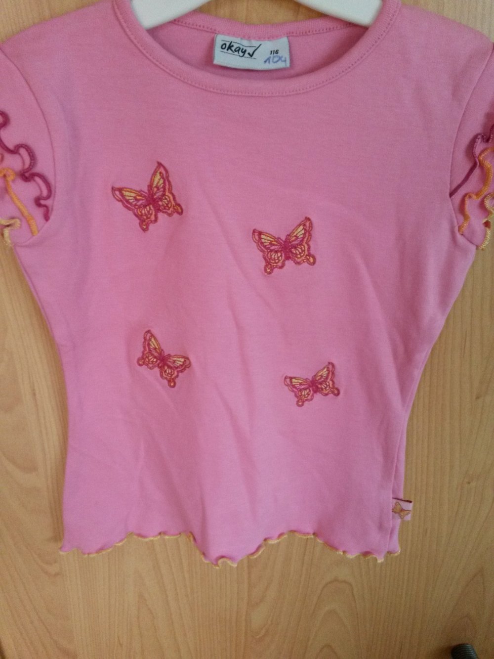 T-Shirt mit Schmetterlingen in Gr. 110 