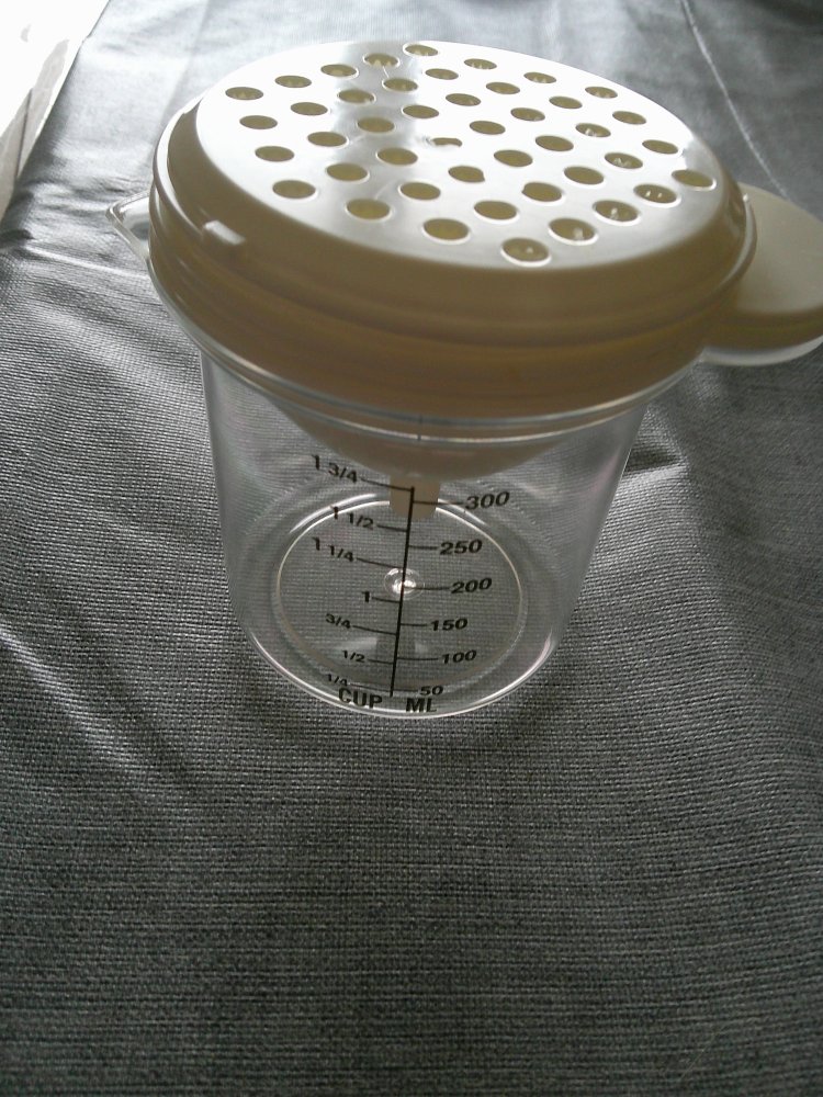 unbenutzter Messbecher 5-in-1 Multifunktionsbecher Saftpresse Reibe Eitrenner Trichter