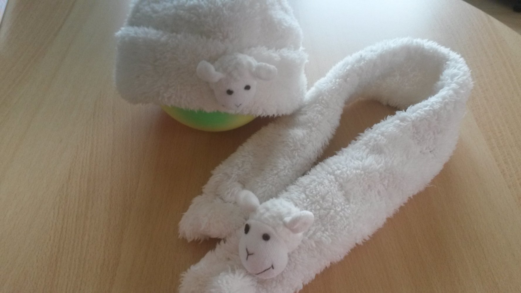 schöne Mütze und Schal aus Teddy-Stoff in Gr. 49. Schön kuschlig mit kl. Schäfchen