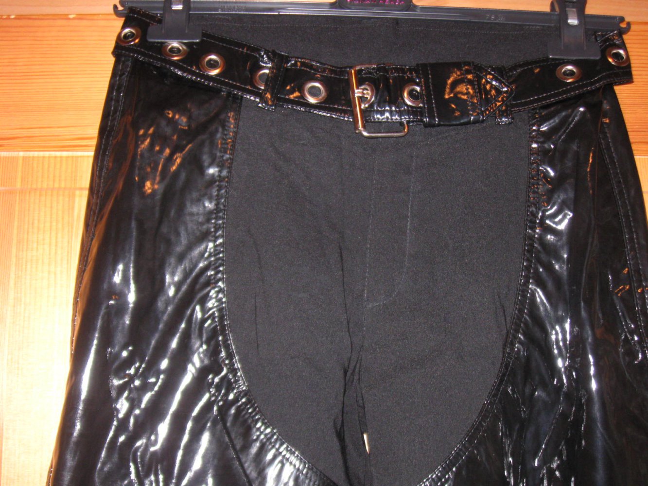 *** Neu ~ Lack Hose ~ Stoffeinsatz ~ Gürtel ***