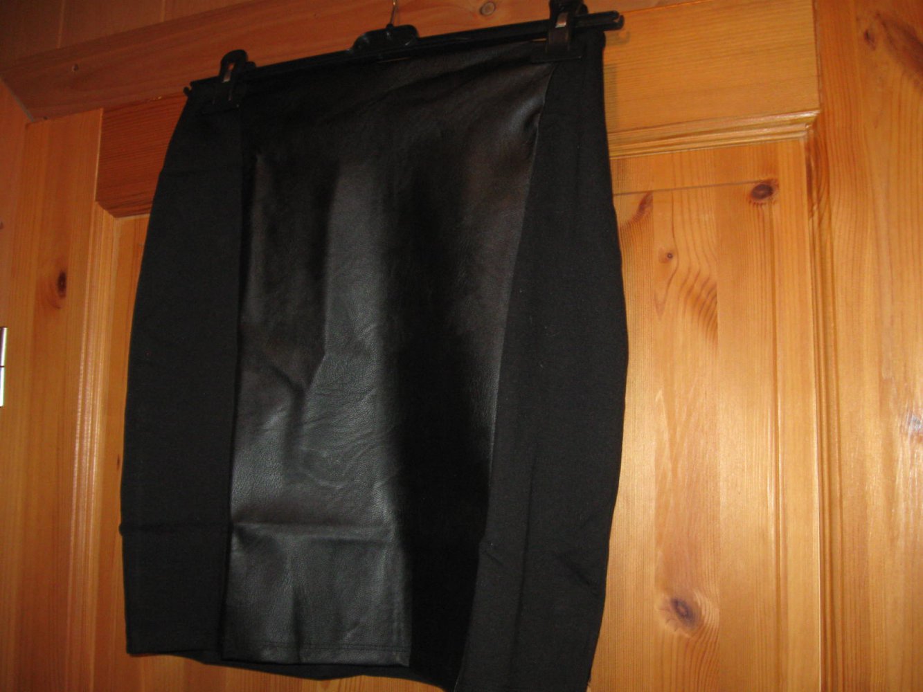 *** Neu ~ Kurzer Rock ~ Kunstleder Einsatz ***
