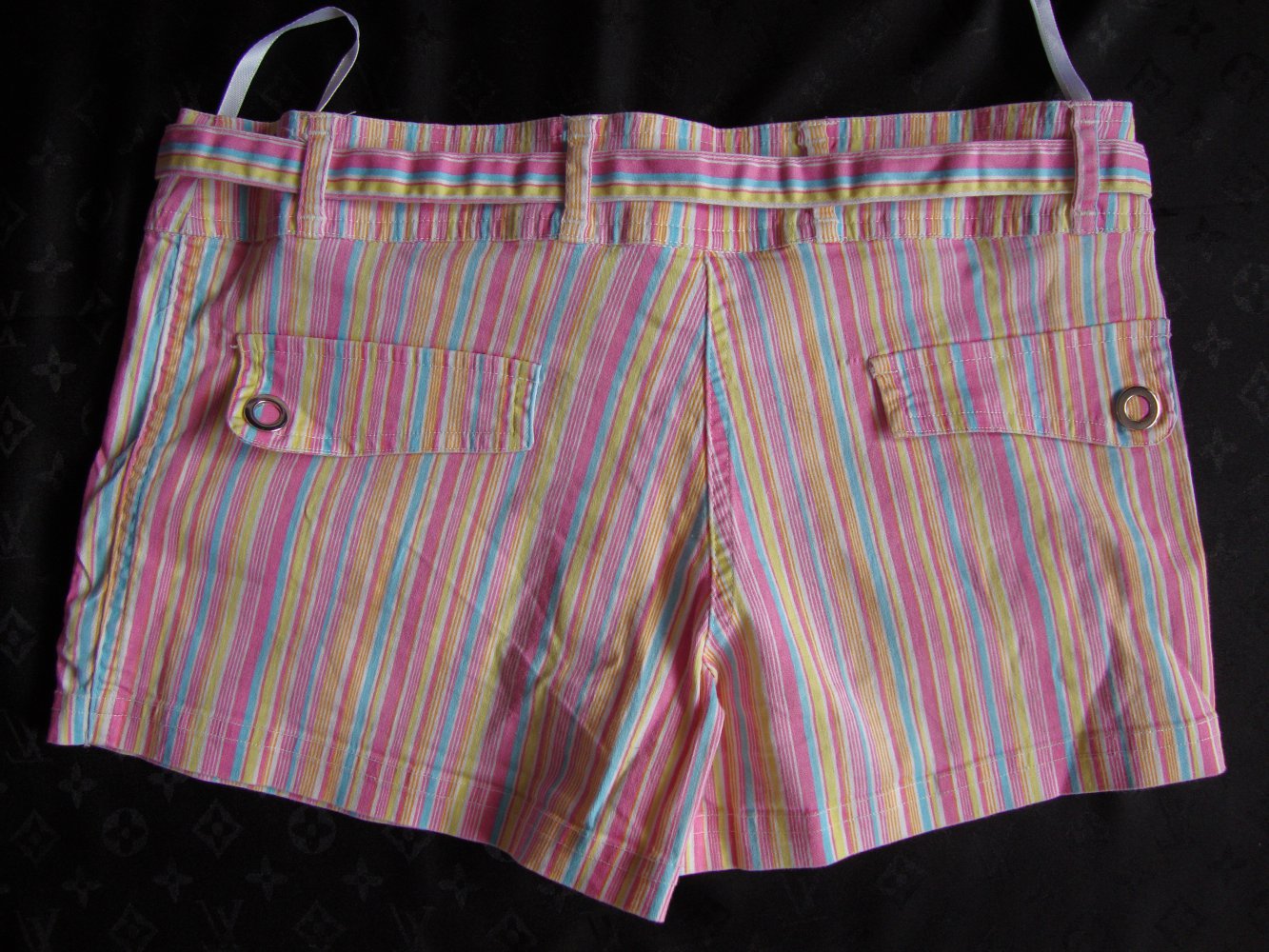 Gestreifte Shorts mit Gürtel
