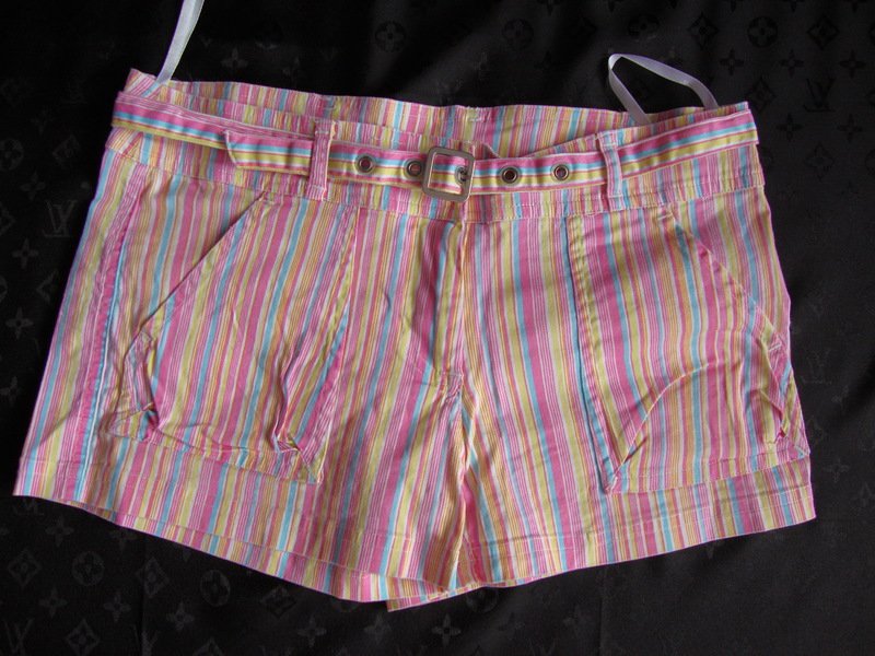 Gestreifte Shorts mit Gürtel