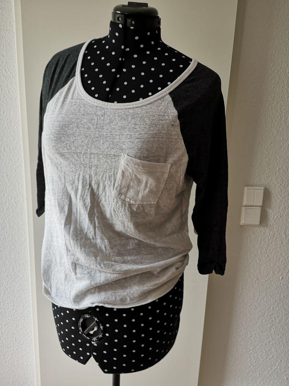 Schwarz-weißes College Shirt