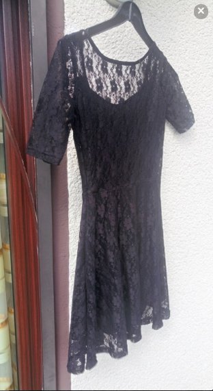 schwarzes Spitzenkleid 