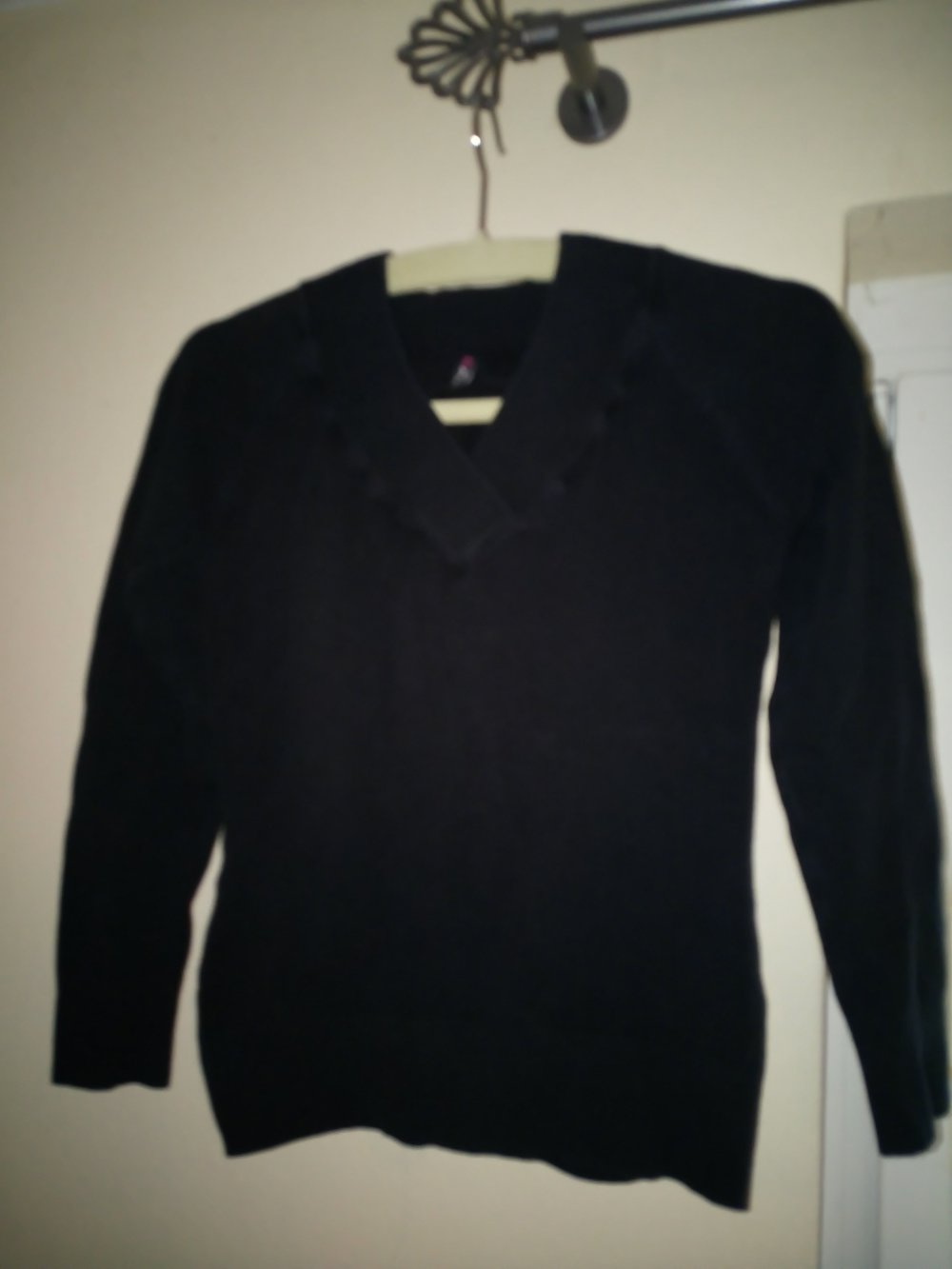 Schwarzer Pullover