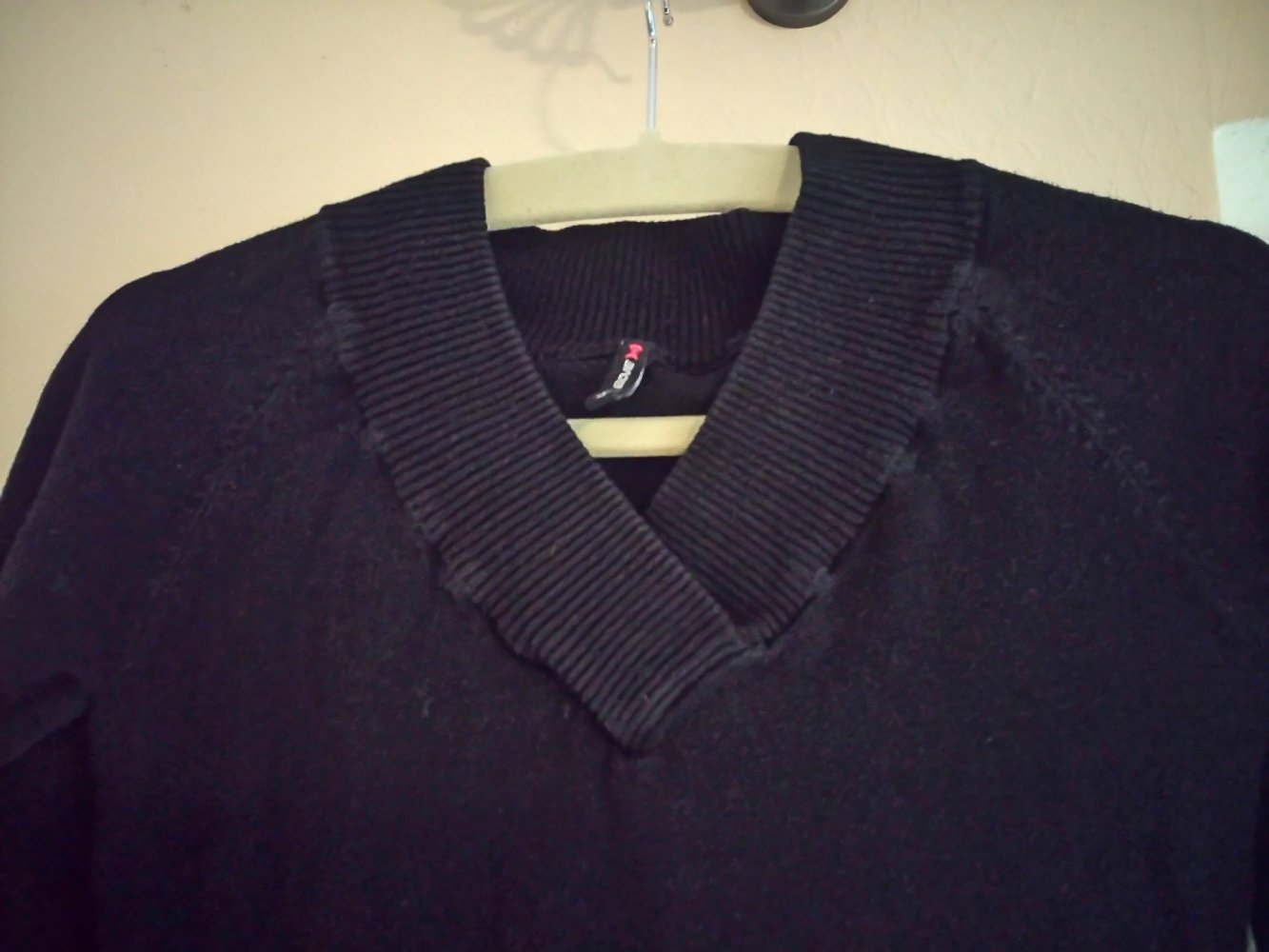 Schwarzer Pullover