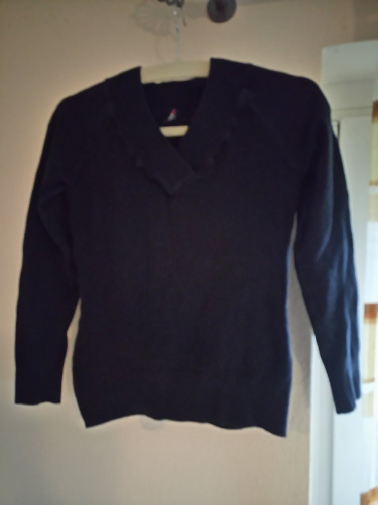Schwarzer Pullover