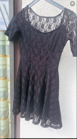 schwarzes Spitzenkleid 