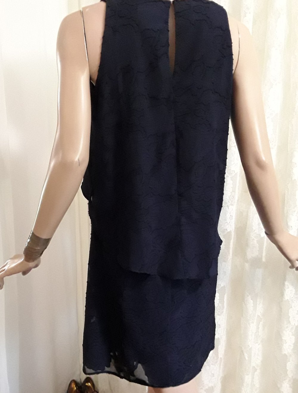 Nachtblaues Stufen- Kleid mit bestickten Trägern