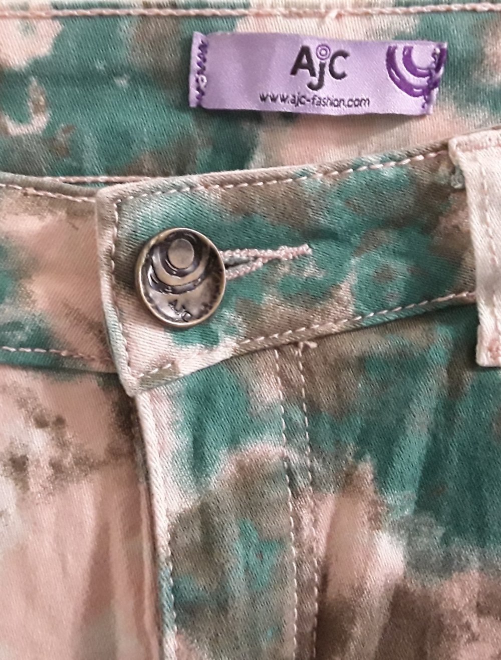 Hose in Grüntönen
