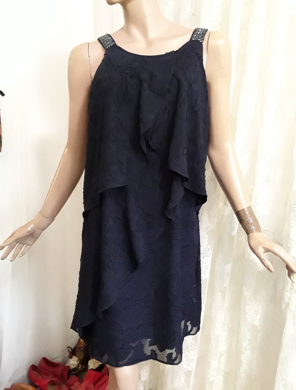 Nachtblaues Stufen- Kleid mit bestickten Trägern