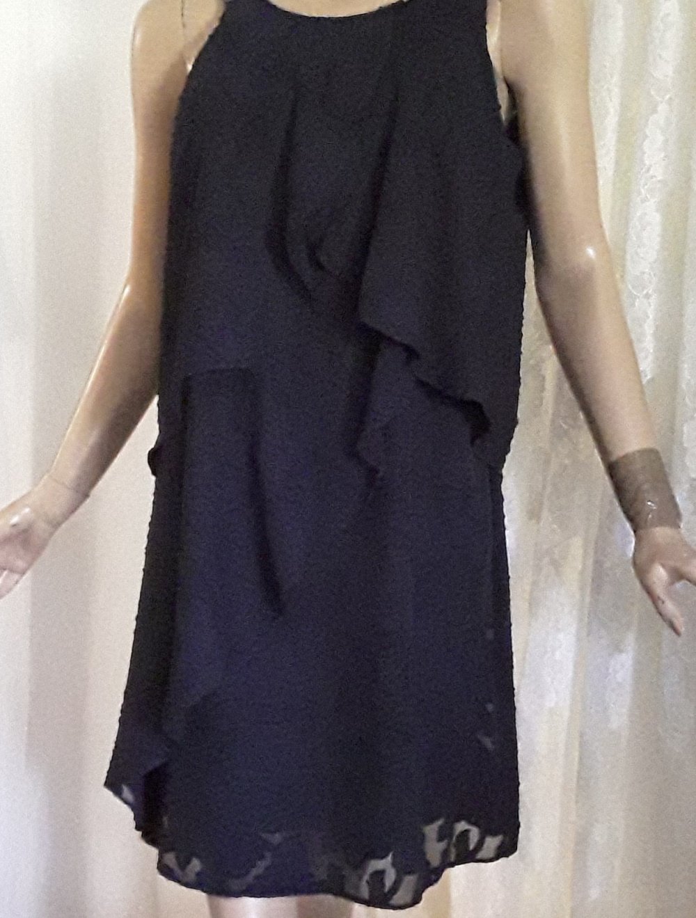 Nachtblaues Stufen- Kleid mit bestickten Trägern