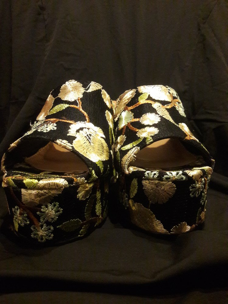 Coole Plateau Schuhe v. Public Desire 