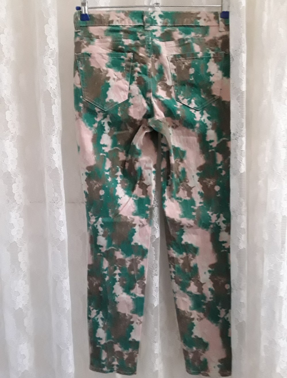 Hose in Grüntönen