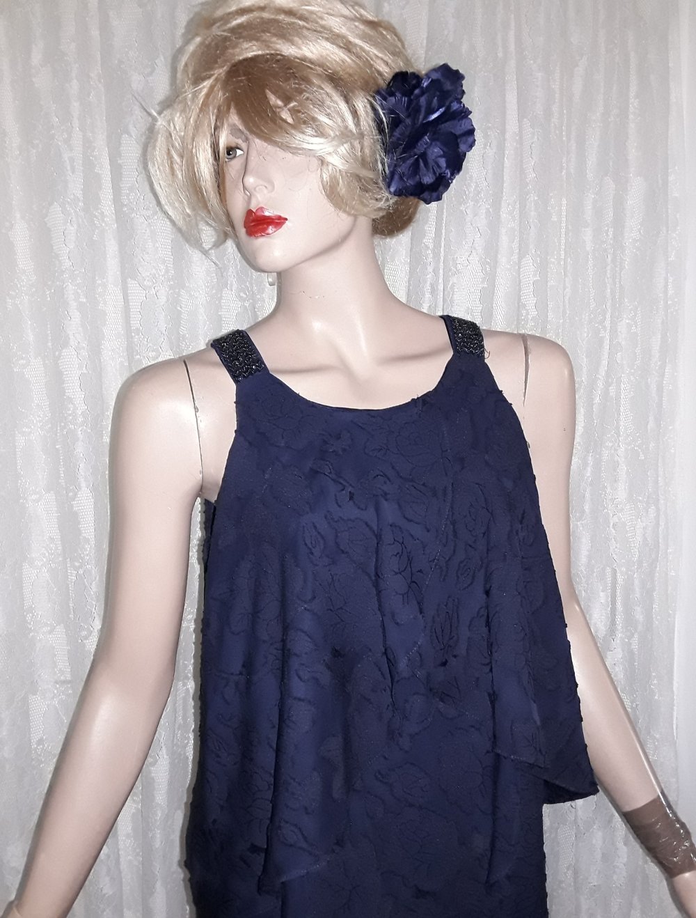 Nachtblaues Stufen- Kleid mit bestickten Trägern