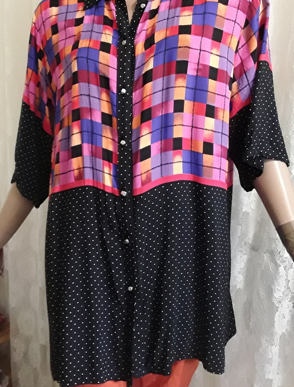 Long-Bluse mit Polkadots