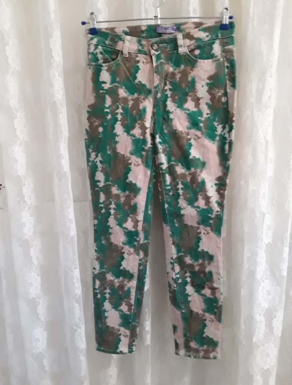 Hose in Grüntönen