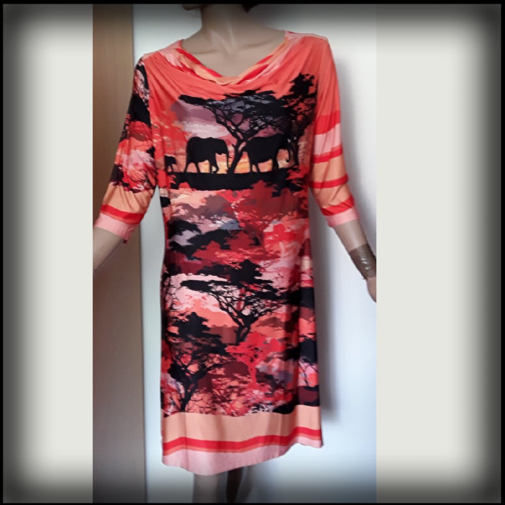 Kofferkleid mit Wasserfallkragen und Afrikamotiv