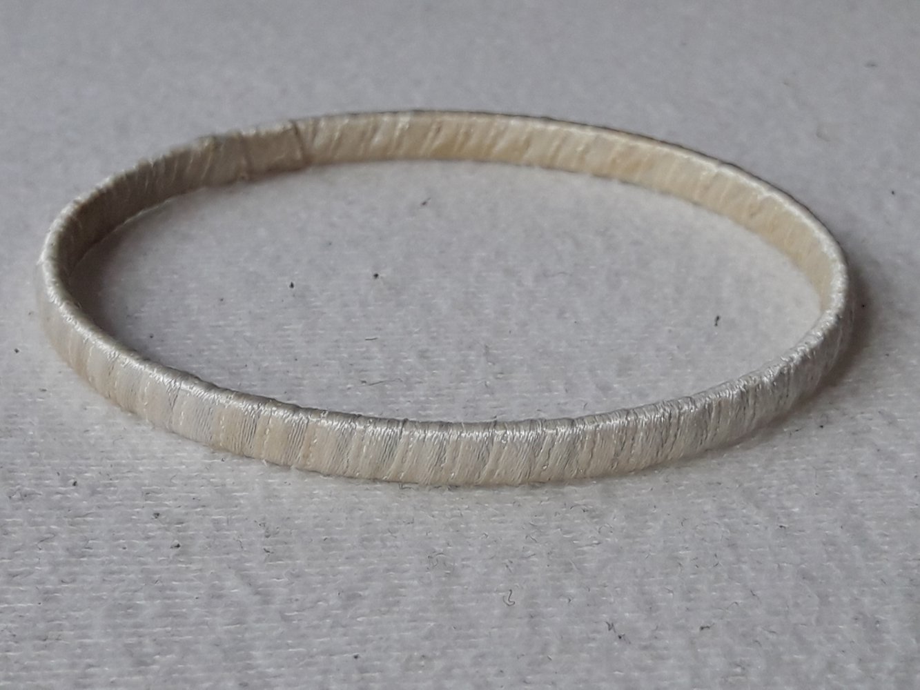 Armreif Stoff weißgold cremeweiß glänzend umwickelt