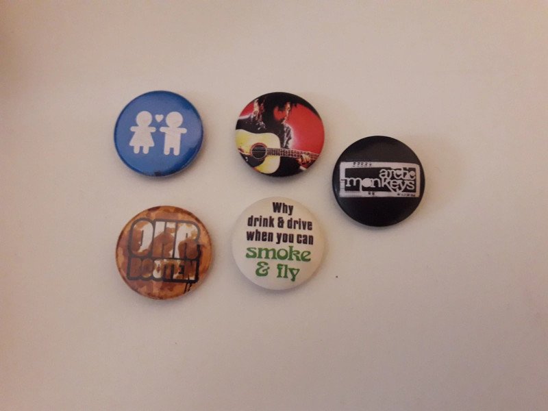 Diverse Buttons Pins Anstecker Band Bandmerch Bandbuttons Ohrbooten Bob Marley Arctic Monkeys Amnesty International Refugees Welcome Reggae