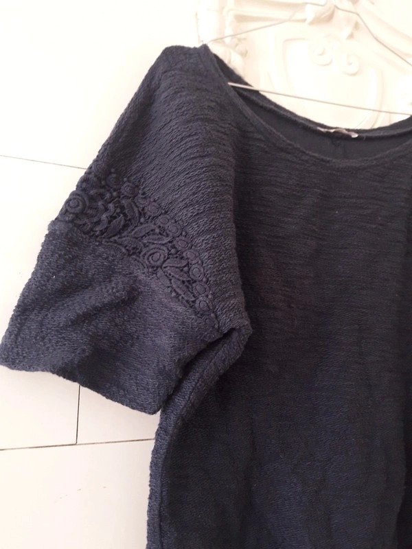 Dunkelblaues Oberteil Shirt kurzarm Verzierung Spitze Blau