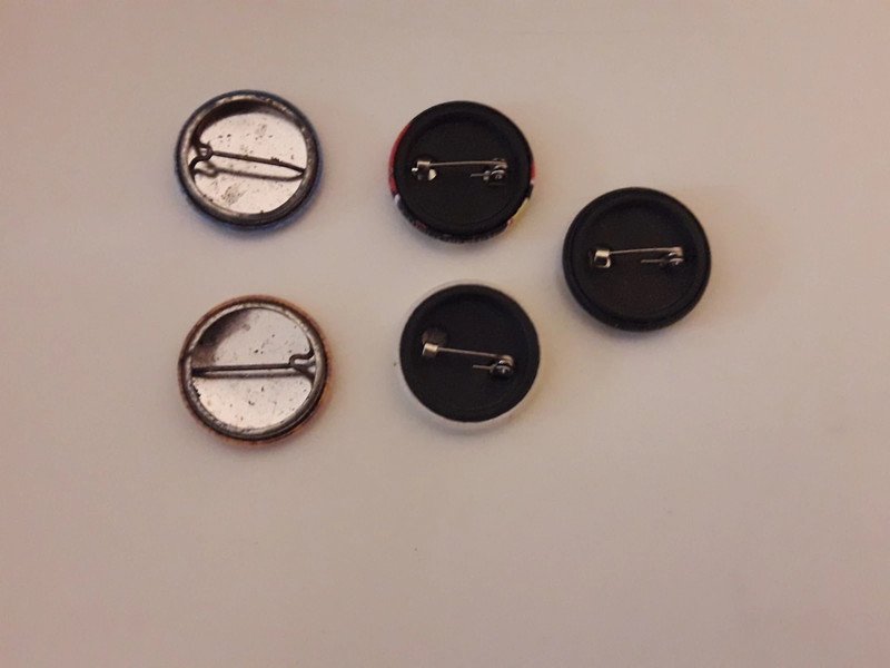 Diverse Buttons Pins Anstecker Band Bandmerch Bandbuttons Ohrbooten Bob Marley Arctic Monkeys Amnesty International Refugees Welcome Reggae