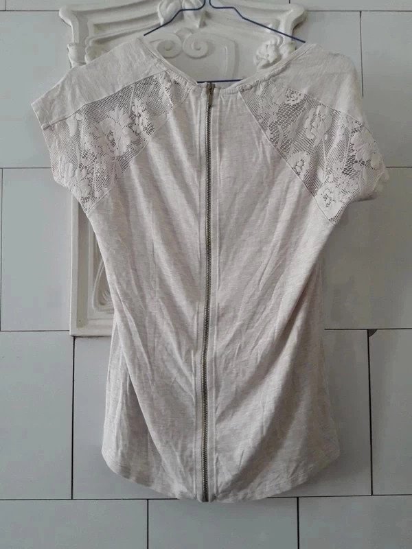 Helles T-Shirt von Bershka mit Spitze und Rückenreißverschluss
