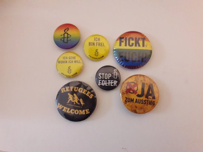 Diverse Buttons Pins Anstecker Band Bandmerch Bandbuttons Ohrbooten Bob Marley Arctic Monkeys Amnesty International Refugees Welcome Reggae