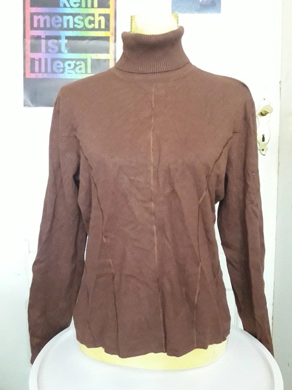 Brauner Rollkagenpullover mit Ziernähten Pullover Braun Rollkragen Kragen Rolli