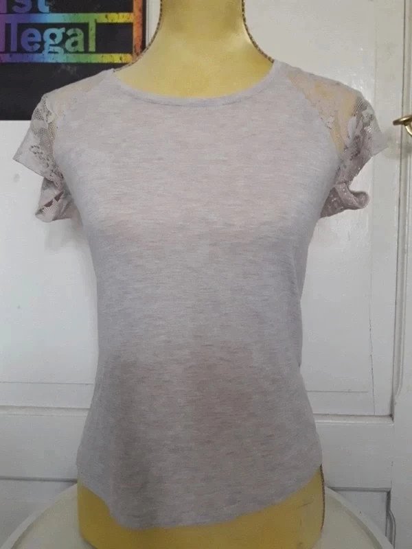 Helles T-Shirt von Bershka mit Spitze und Rückenreißverschluss