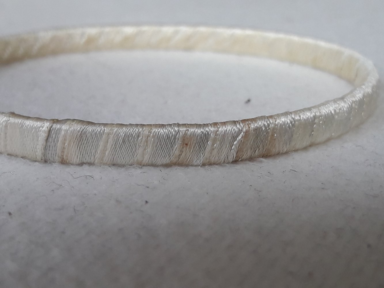 Armreif Stoff weißgold cremeweiß glänzend umwickelt
