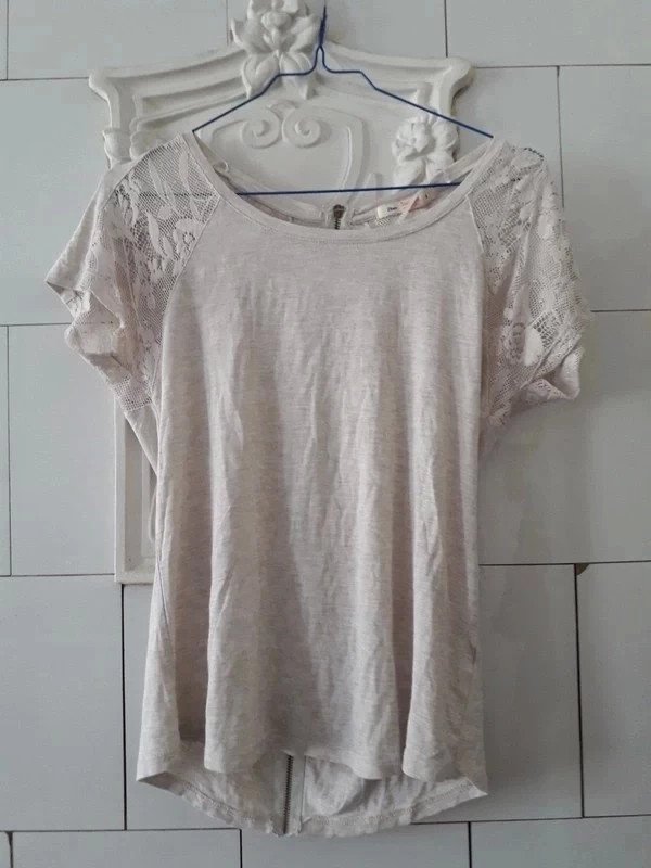 Helles T-Shirt von Bershka mit Spitze und Rückenreißverschluss