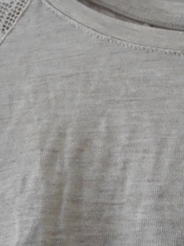 Helles T-Shirt von Bershka mit Spitze und Rückenreißverschluss