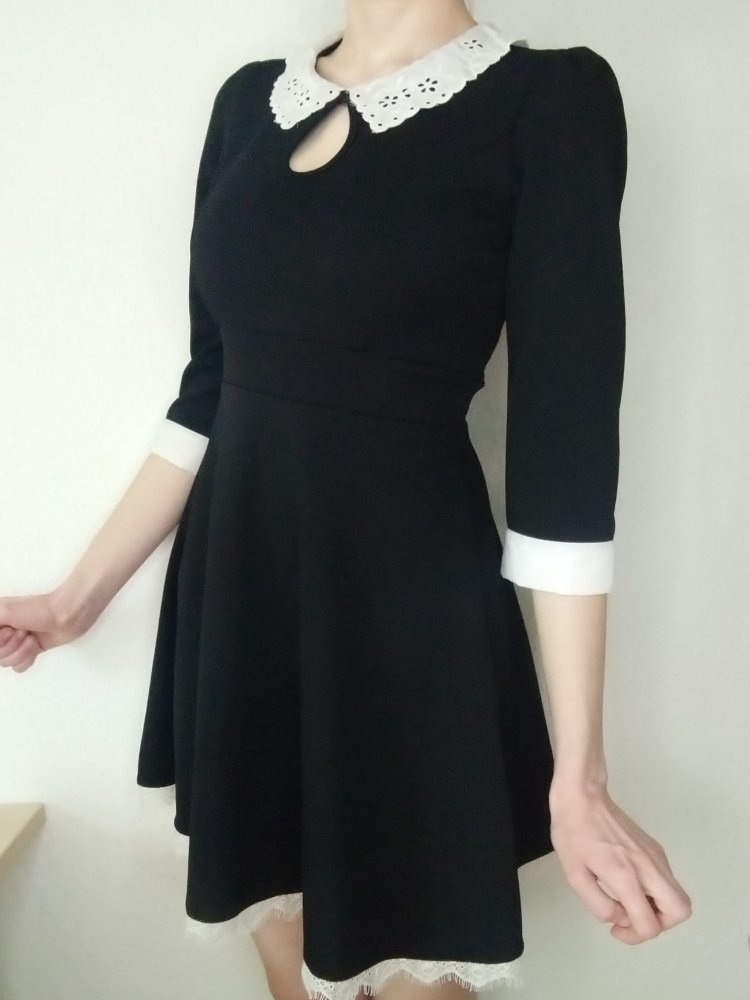 Schwarzes Kleid mit Spitzenkragen
