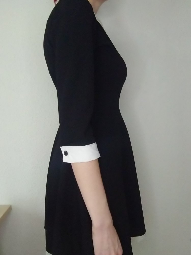 Schwarzes Kleid mit Spitzenkragen