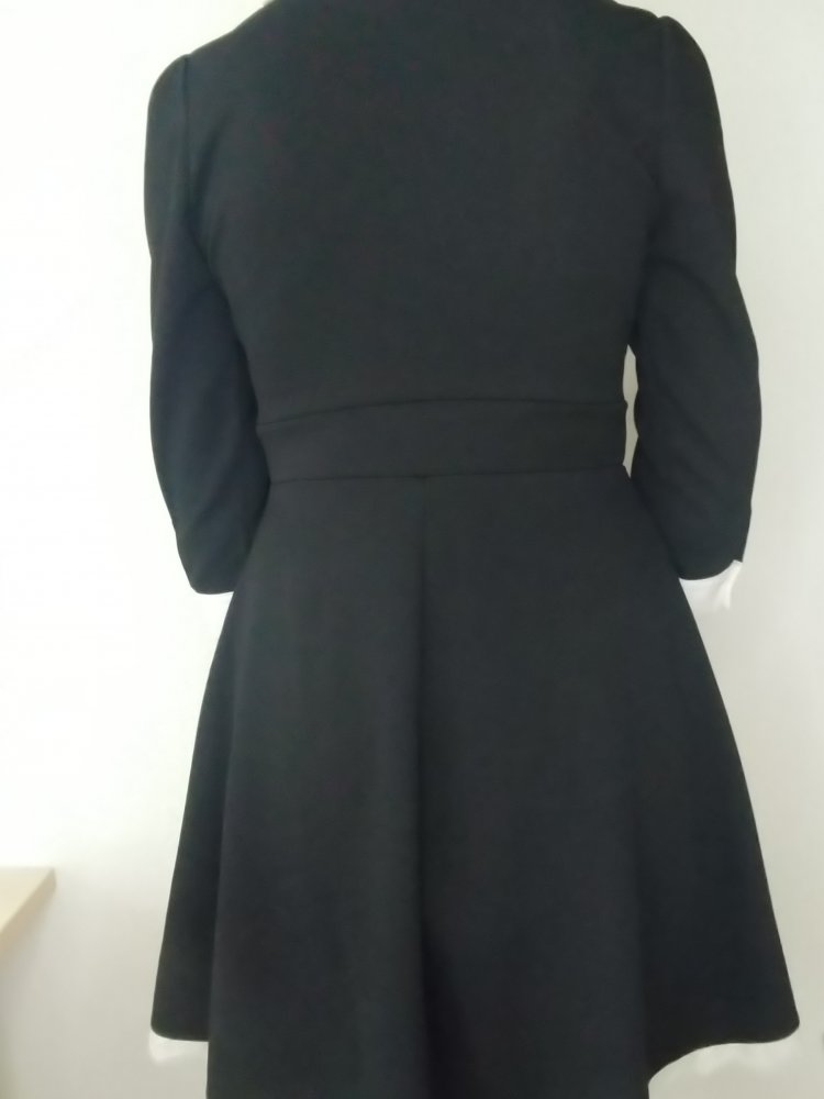 Schwarzes Kleid mit Spitzenkragen