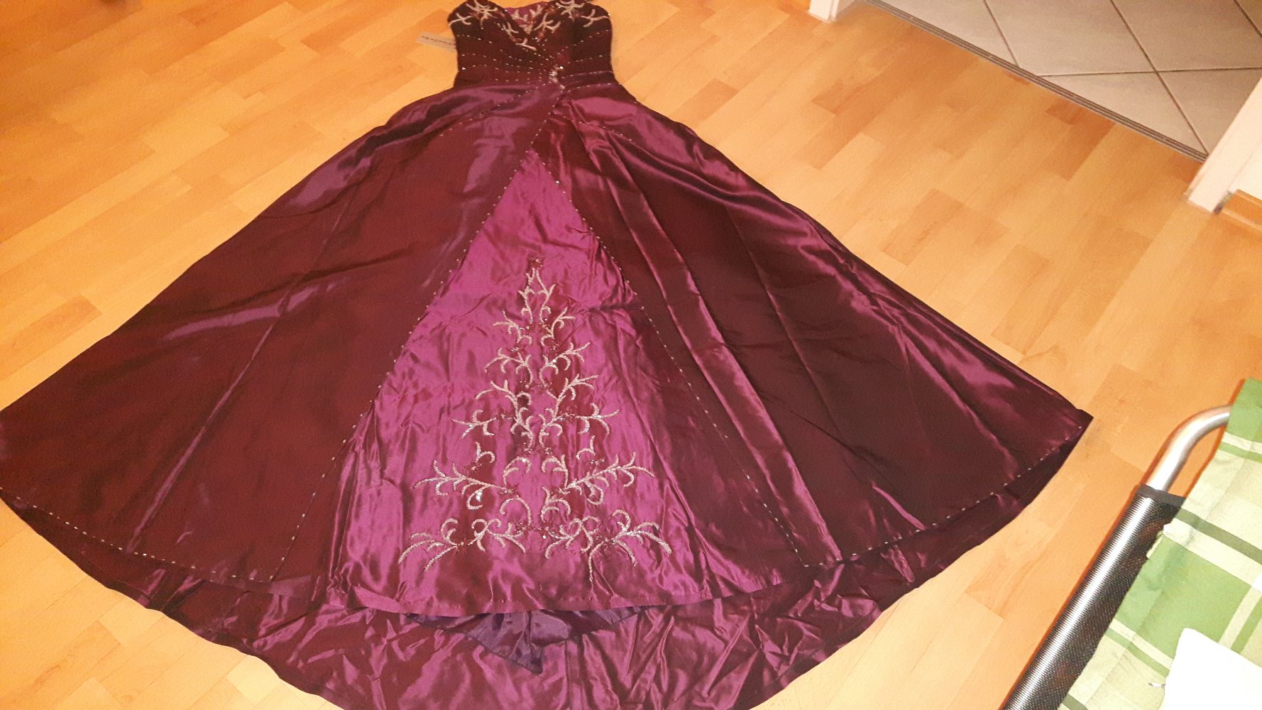 Brautkleid, Verlobungskleid, Galakleid, Prinzessinnen-Kleid in der Farbe Burgunder / Weinrot