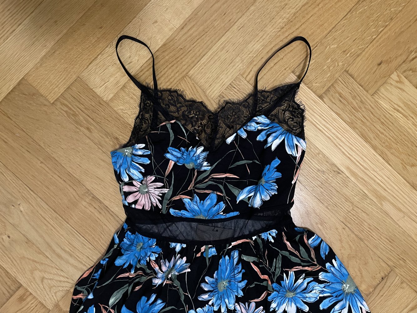 Playsuit mit floralem Muster und Netzeinsätzen von ASOS, Gr. 36
