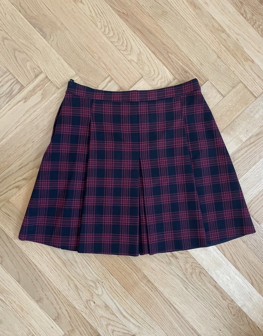Faltenrock mit rotem Tartanmuster von H&M, Gr. 38