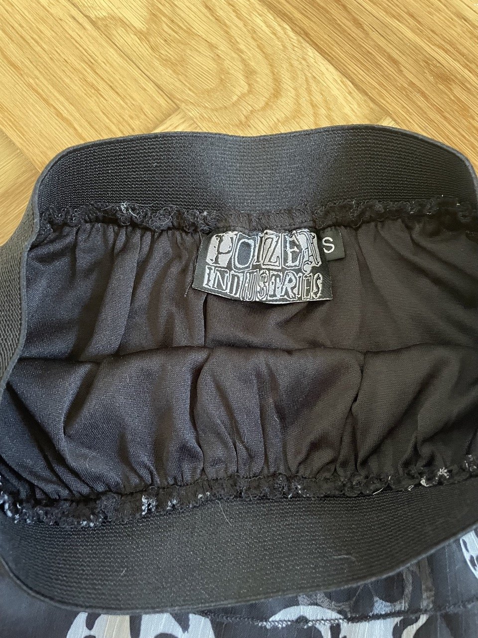Rock mit Totenkopfmuster von Poizen Industries, Gr. 36