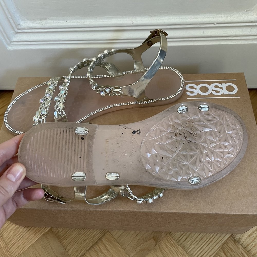 Jellysandalen mit Glitzersteinen von ASOS, Gr. 38