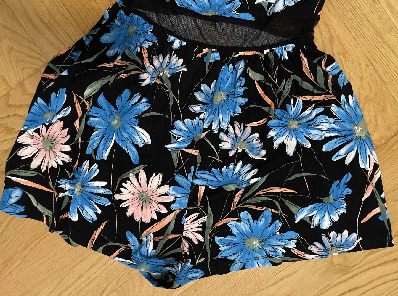 Playsuit mit floralem Muster und Netzeinsätzen von ASOS, Gr. 36