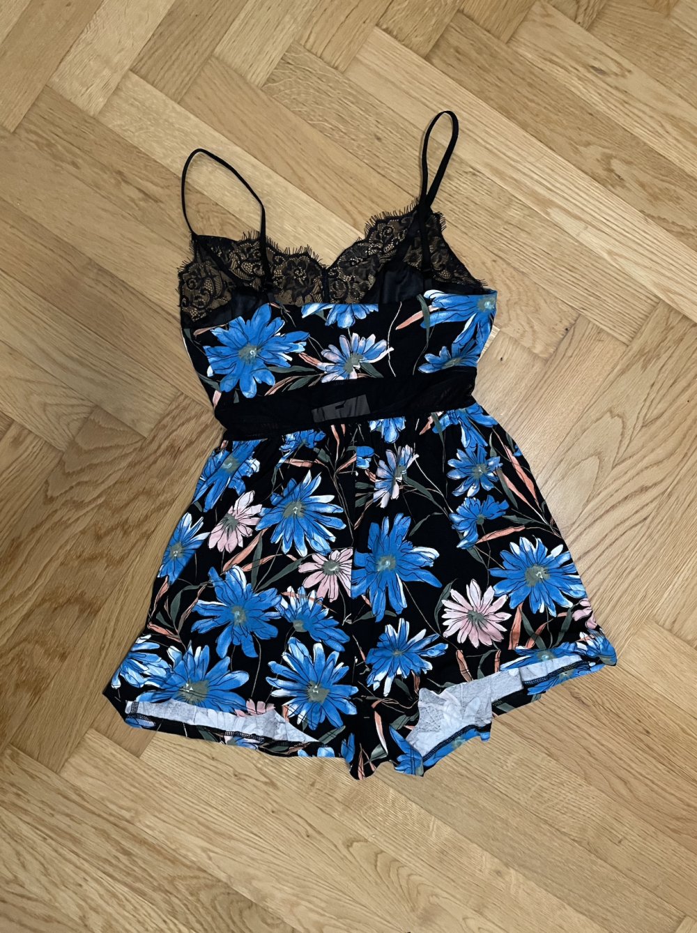 Playsuit mit floralem Muster und Netzeinsätzen von ASOS, Gr. 36